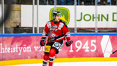 Niki Blomberg ja Saku Kivinen jatkavat Jokipojissa – pistehai Matias Mustonen ärjypaitaan