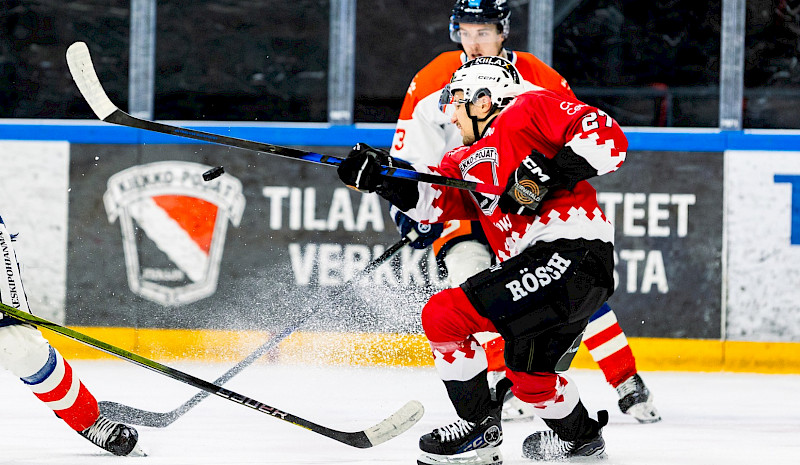 Kiekko-Poikien sitkeys palkittiin – Kokkola ratkaisi voiton kolmannessa erässä
