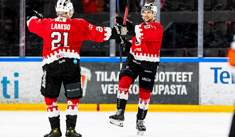 Kiekko-Poikien sitkeys palkittiin – Kokkola ratkaisi voiton kolmannessa erässä