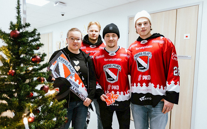 Kiekko-Pojat vieraili Siun soten lastenkeskuksella – Vastuullisuuskampanjassa kasassa jo 99 tehtyä maalia!