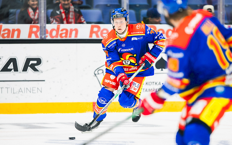 Oliver Tuhkanen vuokrasopimuksella Jokereista Kiekko-Poikiin